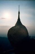 岩の頂上には仏塔がある